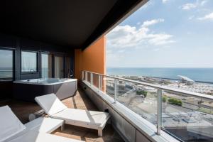 a balcony with a tub and a view of the ocean at Barcelona Princess in Barcelona