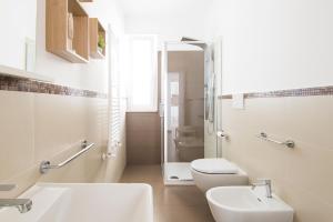 A bathroom at Casa Tiziana - ApulianStay Group Még 11 kép