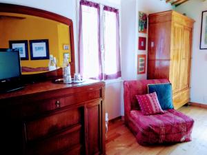 un soggiorno con sedia rossa e specchio di la cana dolce a Bertinoro