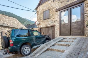 ein grüner Jeep, der vor einem Gebäude parkt in der Unterkunft Casa Parrot by SeaMount Rentals in Gessa