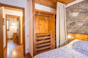 Ένα ή περισσότερα κρεβάτια σε δωμάτιο στο Casa Parrot by SeaMount Rentals