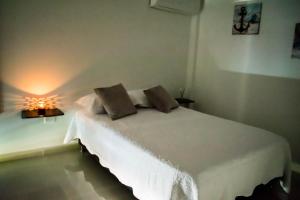 サン・アンドレスにあるZaboka SAIのベッドルーム1室(白いベッド1台、枕2つ付)