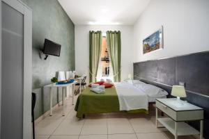 ナポリにあるB&B ナポリ 2のベッドルーム1室(ベッド1台、テーブル、窓付)