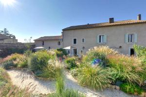 Κήπος έξω από το Domaine de Puychêne
