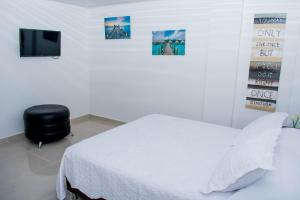 ein Krankenhauszimmer mit einem Bett und einem TV in der Unterkunft Zaboka SAI in San Andrés