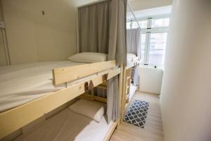 Divstāvu gulta vai divstāvu gultas numurā naktsmītnē KM Hostel