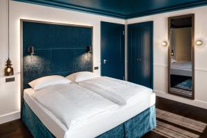 Postel nebo postele na pokoji v ubytování Hotel AMO by AMANO Friedrichstraße