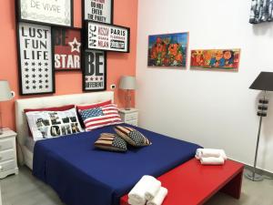 - une chambre avec un lit bleu et un banc rouge dans l'établissement A Casa di Giorgia "Beautiful House" a Nardò nel Salento, à Nardò