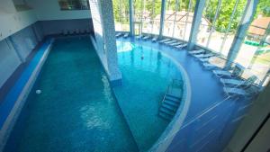 una vista aérea de una piscina en un edificio en Resort Iksha en Iksha