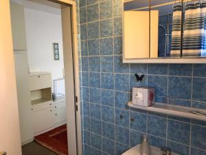 ein Badezimmer mit einer blau gefliesten Wand in der Unterkunft Hotel Del Sol in Bad Wildungen