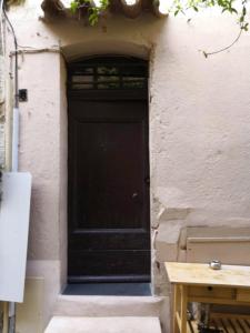 Façana o entrada de Beautifully Bright Apartment in Old Town Saint-Tropez