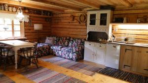 un soggiorno con divano e tavolo in una cabina di Veski Aida Holiday Home a Käina