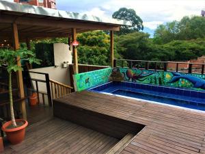 una piscina sul ponte di una casa di Casa Kiwi Hostel a Medellín
