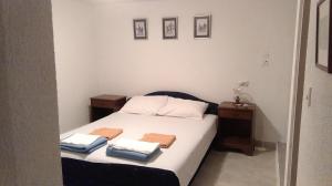 ein kleines Schlafzimmer mit einem Bett mit Handtüchern darauf in der Unterkunft Apartments Lončarević in Slano