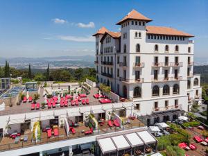 eine Luftansicht eines Gebäudes mit Tischen und Stühlen in der Unterkunft Gran Hotel La Florida G.L Monumento in Barcelona