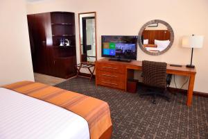 um quarto de hotel com uma cama e uma secretária com um computador em The HUB Hotel em Addis Ababa