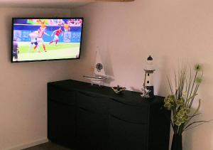 Uma televisão e/ou sistema de entretenimento em BeachIN - Sport, Events, Hotel, Restaurant, Bar