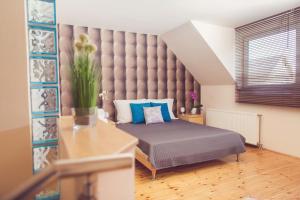 Posteľ alebo postele v izbe v ubytovaní Apartman Szanyi