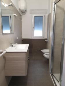 A bathroom at Green Park Residence