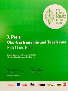 Un certificado, premio, letrero u otro documento en Hotel Lün