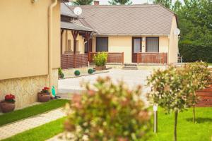 Vonkajšia záhrada v ubytovaní Apartman Szanyi