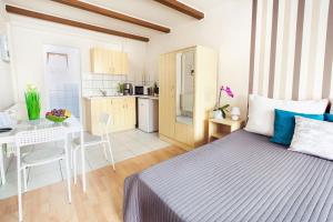 Kuchyňa alebo kuchynka v ubytovaní Apartman Szanyi