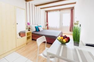 Posteľ alebo postele v izbe v ubytovaní Apartman Szanyi