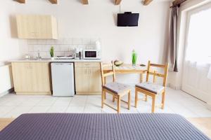 Kuchyňa alebo kuchynka v ubytovaní Apartman Szanyi