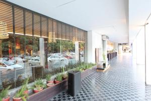 昌迪加爾的住宿－瑪雅酒店，旁边是种盆栽植物的建筑