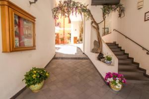 利帕里的住宿－阿爾博吉耶洛伊歐利住宅酒店，种植了盆栽的楼梯和种有鲜花的楼梯
