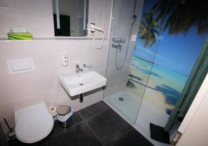 Uma casa de banho em BeachIN - Sport, Events, Hotel, Restaurant, Bar