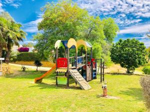 einen Spielplatz mit Rutsche in einem Park in der Unterkunft Bungalows Papalus - Golf Lloret - in Lloret de Mar