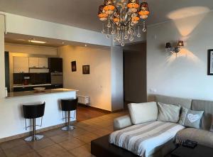 a living room with a couch and a kitchen at Apartament Vila Maria in Mamaia