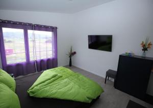 Uma televisão e/ou sistema de entretenimento em BeachIN - Sport, Events, Hotel, Restaurant, Bar