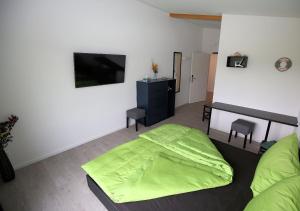Uma televisão e/ou sistema de entretenimento em BeachIN - Sport, Events, Hotel, Restaurant, Bar