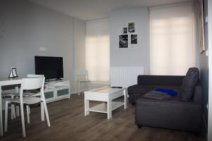 A television and/or entertainment centre at APARTAMENTOS GyC VIVIENDAS GOLD