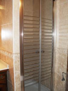 una ducha con puerta de cristal en un baño en Casa Rural Carrio, en Taranes 48 fotos más