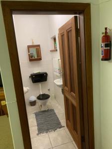 een badkamer met een toilet en een wastafel bij Meerkatjie in Riviersonderend