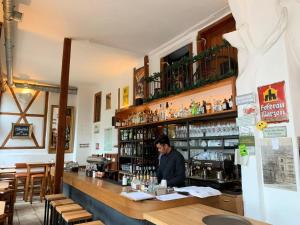 un hombre sentado en un bar en un restaurante en Ferienzimmer Tübingen en Tübingen