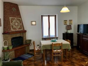 un soggiorno con tavolo e camino di Casa Olinda a Lazise