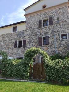 un edificio de piedra con una puerta de madera delante de él en Rade Stancijeta Apartments, en Novigrad Istria