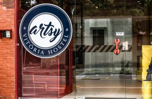 Um certificado, prêmio, placa ou outro documento exibido em Artsy Vitoria Hostel