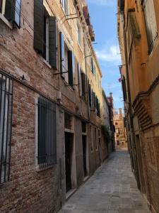 Une ruelle dans une vieille ville avec des bâtiments dans l'établissement appartamento nel cuore di venezia, à Venise
