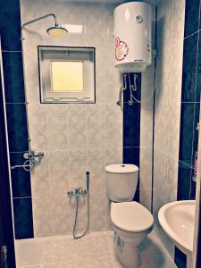 La petite salle de bains est pourvue de toilettes et d'un lavabo. dans l'établissement Selena, à Qusar
