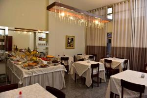 Ein Restaurant oder anderes Speiselokal in der Unterkunft Ubaense Plaza Hotel 