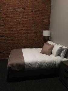 Кровать или кровати в номере The Hotel Sturgis
