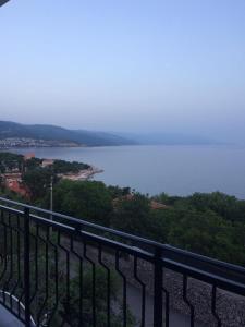 d'un balcon offrant une vue sur une étendue d'eau. dans l'établissement Adria 1, à Novi Vinodolski