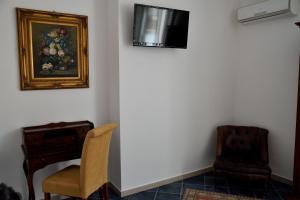 TV a/nebo společenská místnost v ubytování B&B Dimora di Girgenti