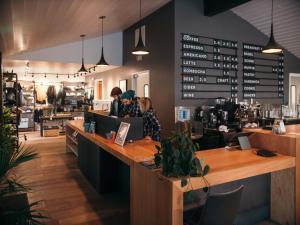 dos personas sentadas en un mostrador en un restaurante en LOGE Bend, en Bend