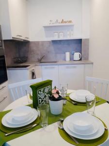 ゴールデン・サンズにあるOcean BAYのキッチン(白い皿、緑のテーブル付)